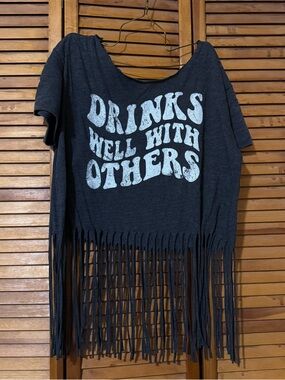 Fringed Graphic Tee "Drinks Well With Others" - Charcoal